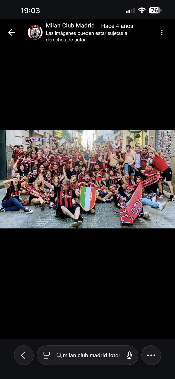 Grupo de aficionados del Milan Club Madrid con camisetas rossonere, bufandas y banderas